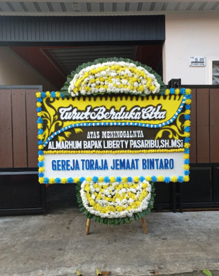 Papan Bunga Duka di Pesantren