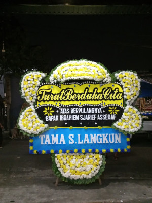 Papan Bunga Duka di Pesantren