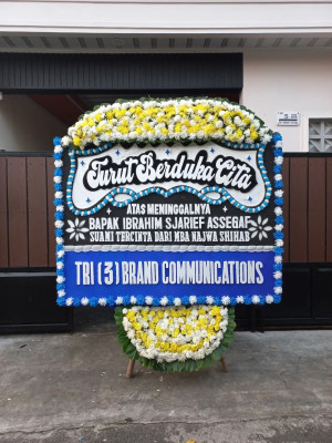 Papan Bunga Duka di Pesantren
